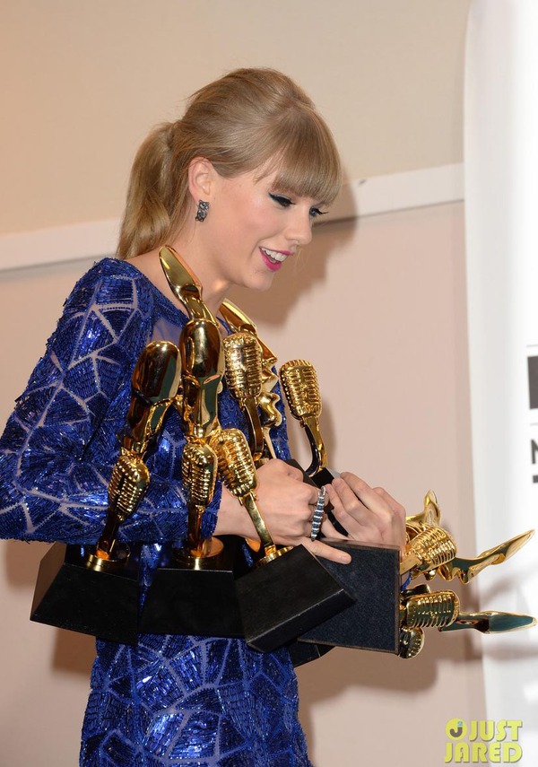 Taylor Swift xinh đẹp đại thắng giải Billboard 2013 2