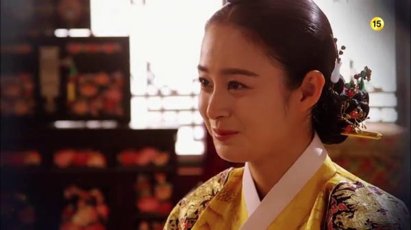 Kim Tae Hee đẹp rực rỡ trong lễ sắc phong Hoàng hậu 6