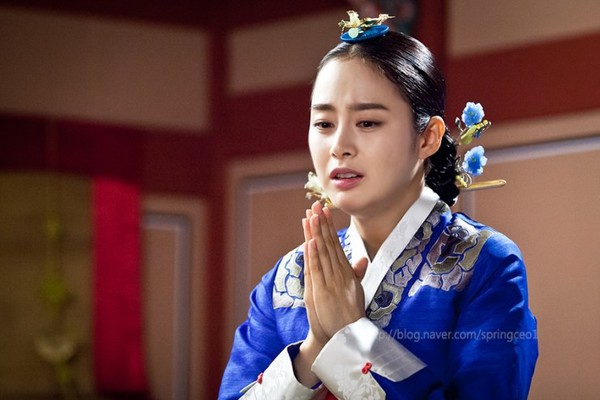Nhìn lại vẻ đẹp rực rỡ của Kim Tae Hee trong "Jang Ok Jung" 30