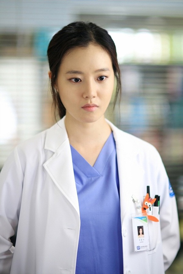 Moon Chae Won khoe vẻ đẹp trong veo với tạo hình bác sĩ 2