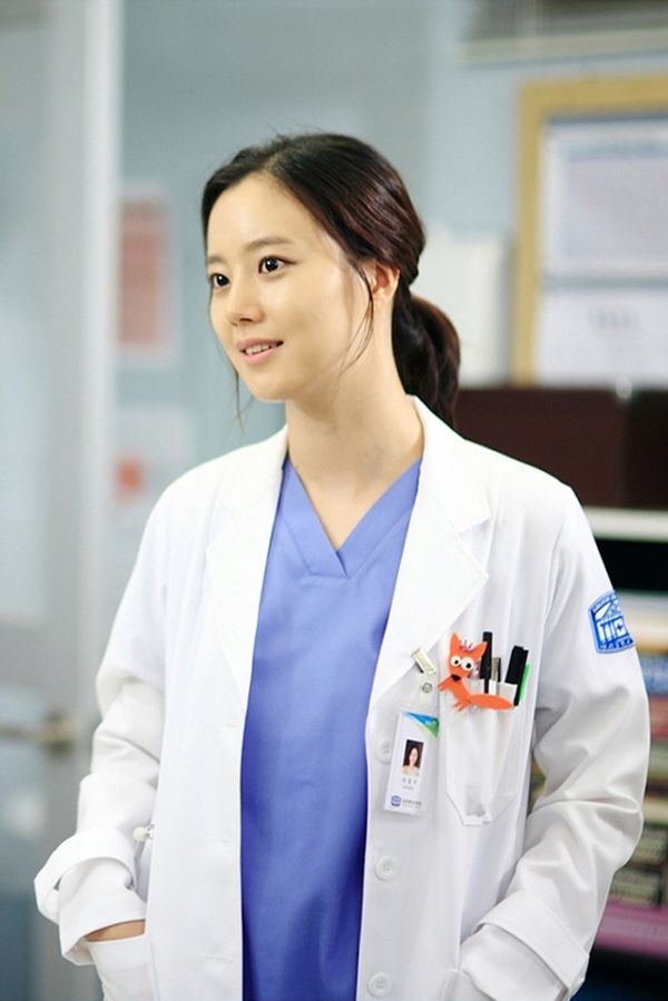 Moon Chae Won khoe vẻ đẹp trong veo với tạo hình bác sĩ 3
