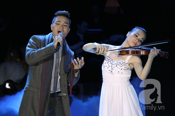 Liveshow 1 The Voice: Dương Hoàng Yến nghẹn ngào hát về cha 11