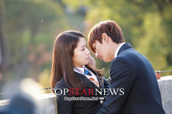 Lee Min Ho cưỡng hôn Park Shin Hye ngay tại trường học 5