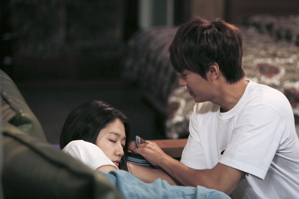 Park Shin Hye ngủ ngon lành trên tay Lee Min Ho 2