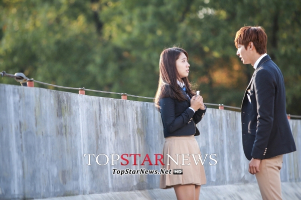 Lee Min Ho cưỡng hôn Park Shin Hye ngay tại trường học 3