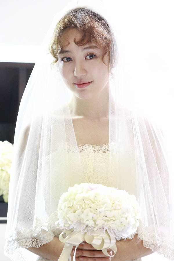 Yoon Eun Hye cuống cuồng vì... tuột áo ngực trong hồ bơi 13