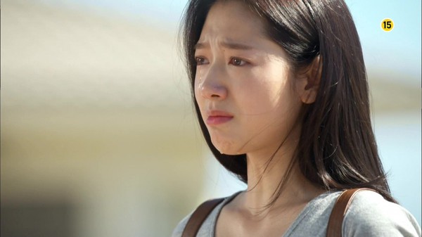 Park Shin Hye lặng nhìn Lee Min Ho ôm cô gái khác 1