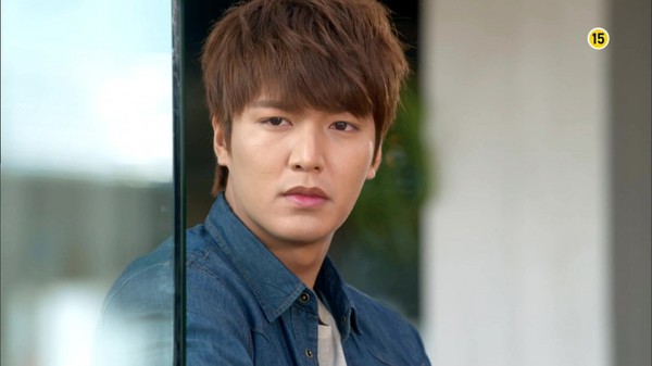 Park Shin Hye lặng nhìn Lee Min Ho ôm cô gái khác 4