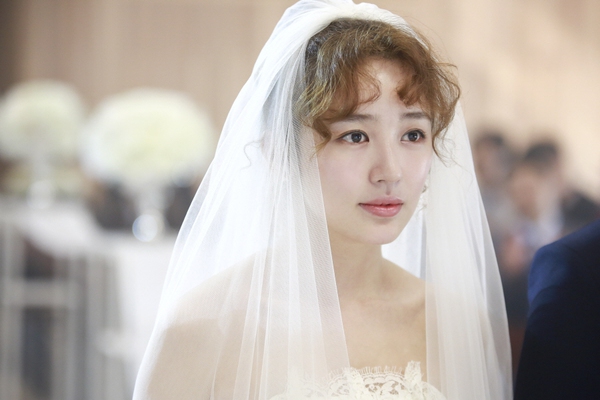 Yoon Eun Hye cuống cuồng vì... tuột áo ngực trong hồ bơi 15