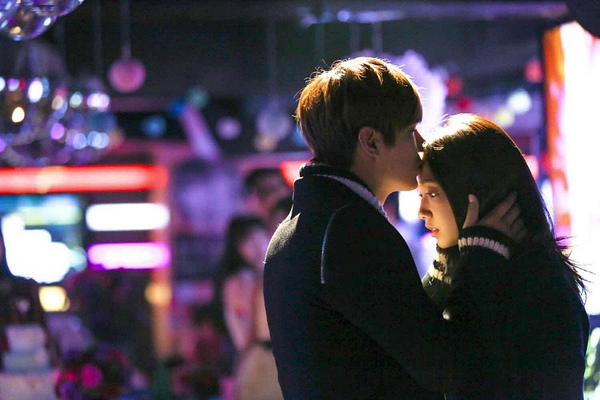Lee Min Ho hôn trán Park Shin Hye trước mặt bạn bè 9