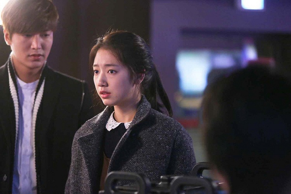 Lee Min Ho hôn trán Park Shin Hye trước mặt bạn bè 3