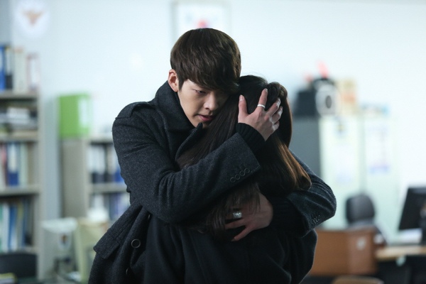 Cận cảnh "ôm ấp" giữa... đồn cảnh sát của Eun Sang - Young Do 7