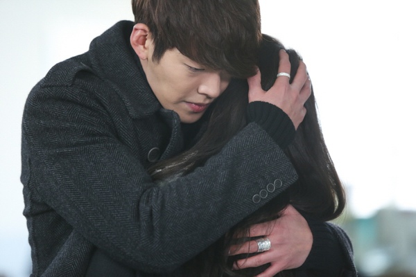 Cận cảnh "ôm ấp" giữa... đồn cảnh sát của Eun Sang - Young Do 9