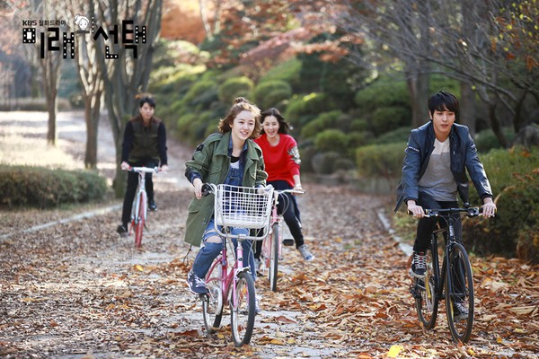 Yoon Eun Hye khoe nụ cười tỏa nắng trên phim trường 4
