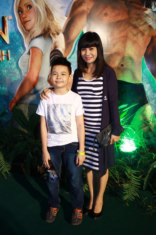 Chiều Xu&acirc;n, Thảo V&acirc;n, Kim Hiền đồng loạt đưa con đi xem phim 1