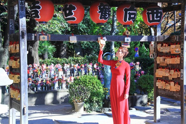 Hoàng My diện áo dài rực rỡ ở Nhật Bản 5
