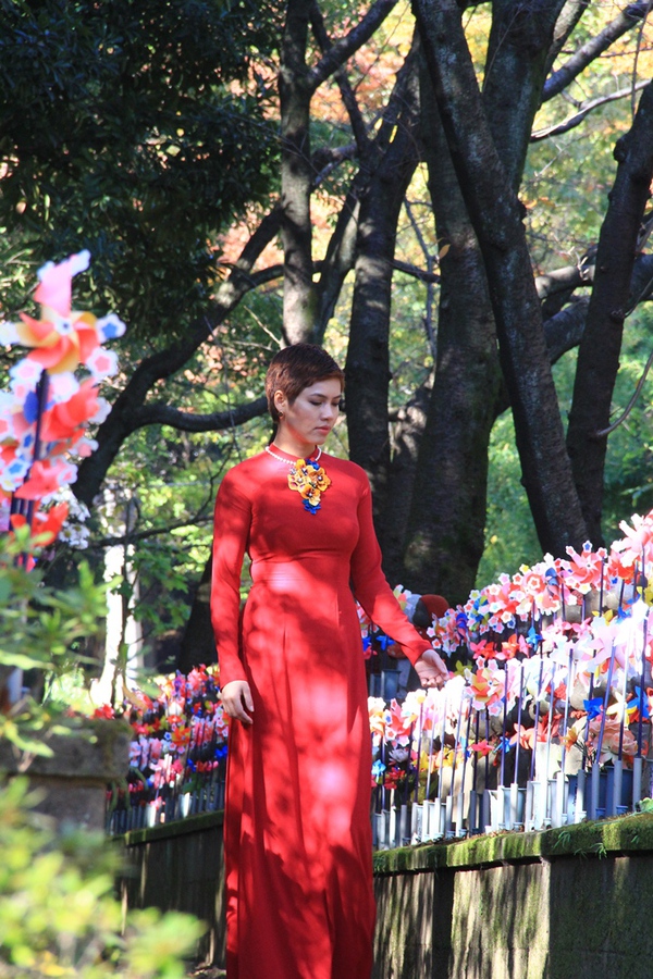 Hoàng My diện áo dài rực rỡ ở Nhật Bản 6