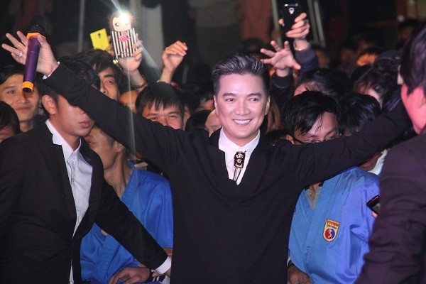 Hàng ngàn thí sinh X-Factor đội mưa để gặp giám khảo Mr. Đàm 3