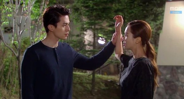 Lee Da Hae cho Lee Dong Wook ăn 