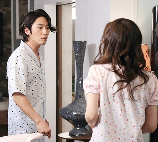 Jang Hyuk bất ngờ ôm Jang Nara từ phía sau 1