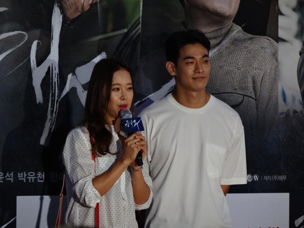 Vợ chồng Baek Ji Young tay trong tay đi xem phim 4