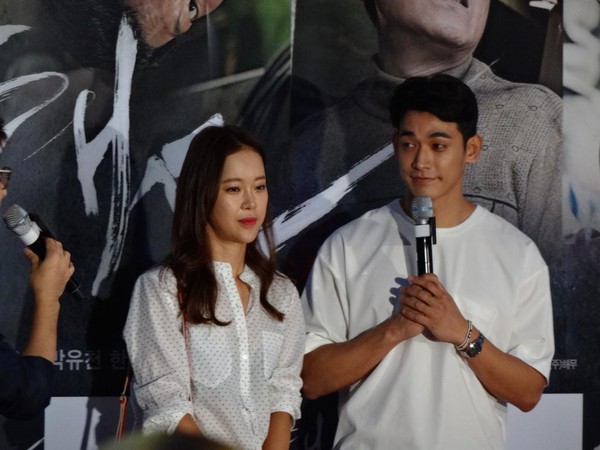 Vợ chồng Baek Ji Young tay trong tay đi xem phim 5