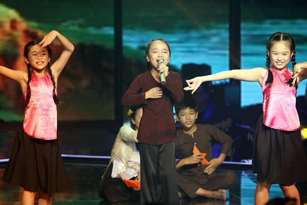 Cô bé gây sốt The Voice Kids đi thi vẫn không quên... cây đu đủ 9