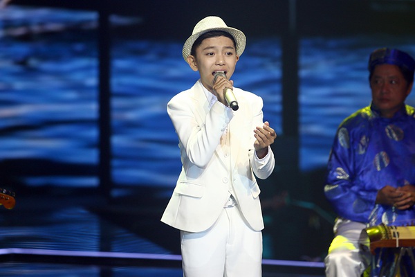 Cô bé gây sốt The Voice Kids đi thi vẫn không quên... cây đu đủ 10