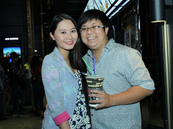 Vợ chồng Nguyễn Văn Chung bồng bế con đi xem phim 6