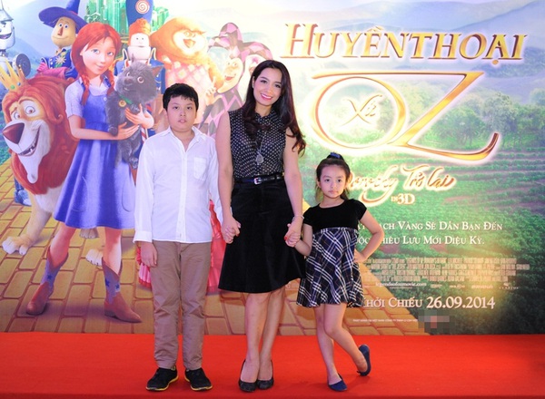 Vợ chồng Nguyễn Văn Chung bồng bế con đi xem phim 7