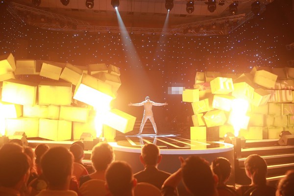 Phan Đinh Tùng bế con hạnh phúc hát cùng vợ 14