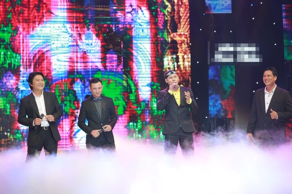 Phan Đinh Tùng bế con hạnh phúc hát cùng vợ 17