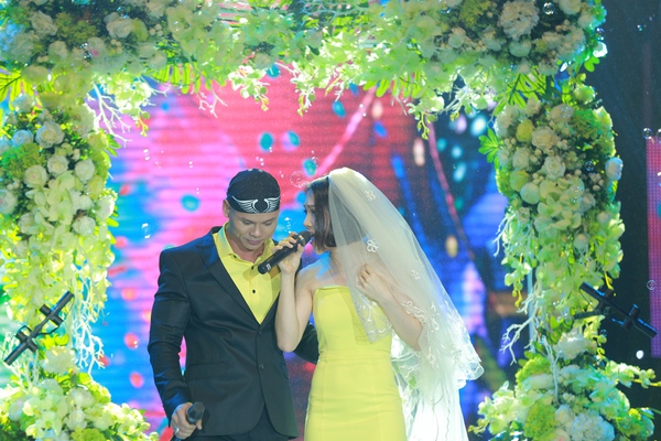 Phan Đinh Tùng bế con hạnh phúc hát cùng vợ 2