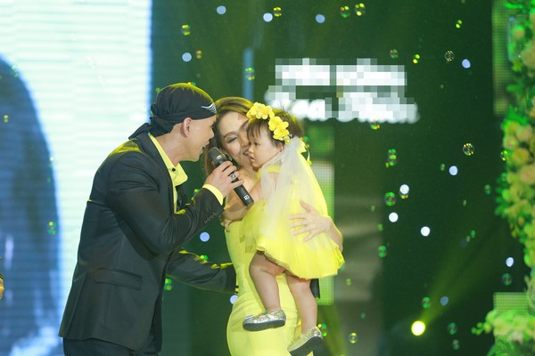 Phan Đinh Tùng bế con hạnh phúc hát cùng vợ 7