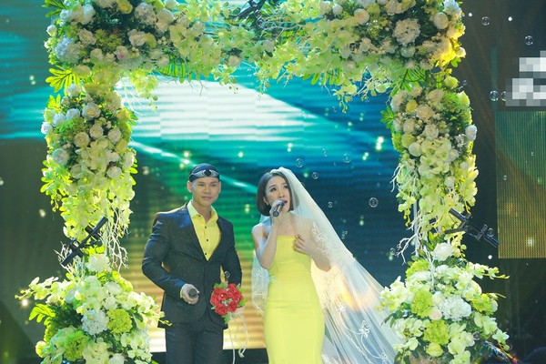 Phan Đinh Tùng bế con hạnh phúc hát cùng vợ 5