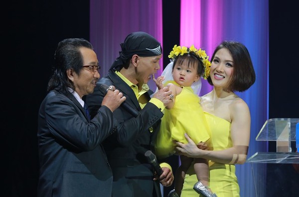 Phan Đinh Tùng bế con hạnh phúc hát cùng vợ 13