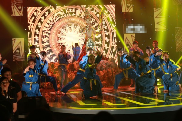 Phan Đinh Tùng bế con hạnh phúc hát cùng vợ 20