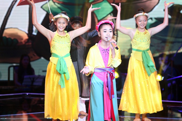 Thiện Nhân bật khóc khi đăng quang Giọng hát Việt nhí 2014 5