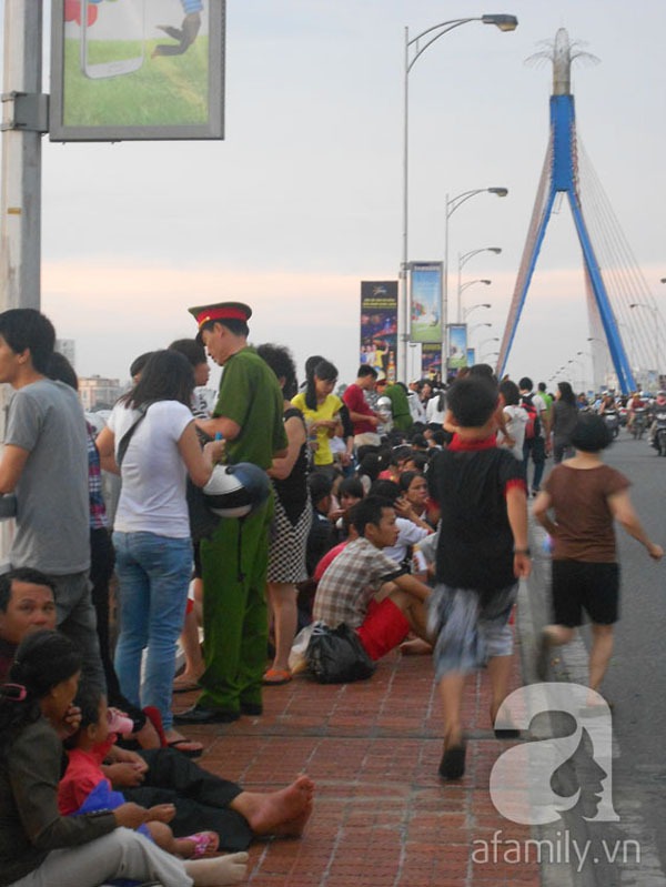 Lễ hội pháo hoa Đà Nẵng ngày đầu tiên: Mãn nhãn và trật tự 14 Lễ hội pháo hoa Đà Nẵng ngày đầu tiên: Mãn nhãn và trật tự 14