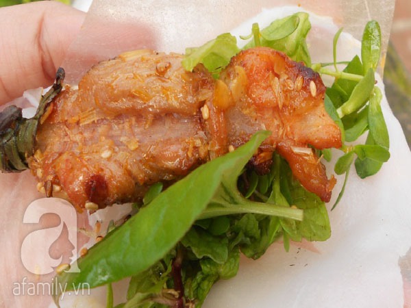 Đi ăn thịt nướng đ&uacute;ng chất vỉa h&egrave; ở Hội An 7