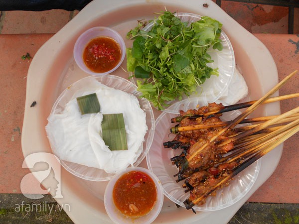 Đi ăn thịt nướng đ&uacute;ng chất vỉa h&egrave; ở Hội An 6