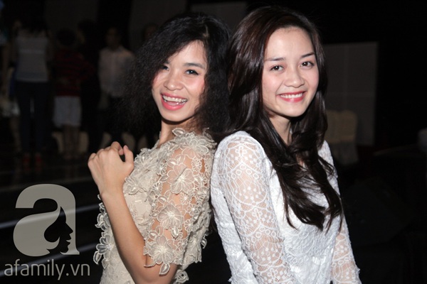 Thu Minh nắm tay ông xã tình tứ đi xem Thu Minh nắm tay ông xã tình tứ đi xem