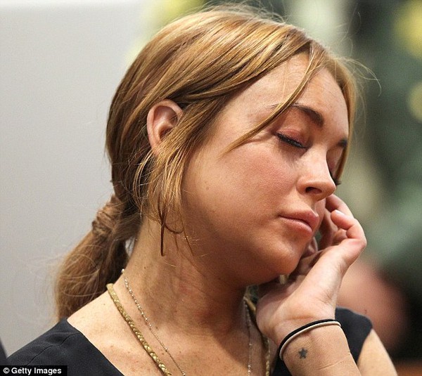 Lindsay Lohan buồn ngủ khi xuất hiện tại phiên tòa 1