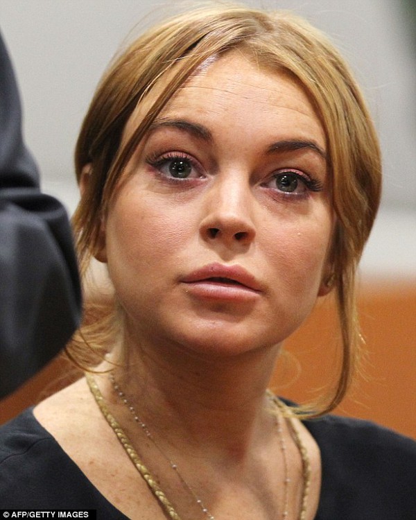 Lindsay Lohan buồn ngủ khi xuất hiện tại phiên tòa 3
