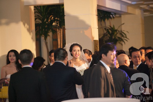 Hoa hậu Ngô Phương Lan xinh lộng lẫy trong lễ cưới 7