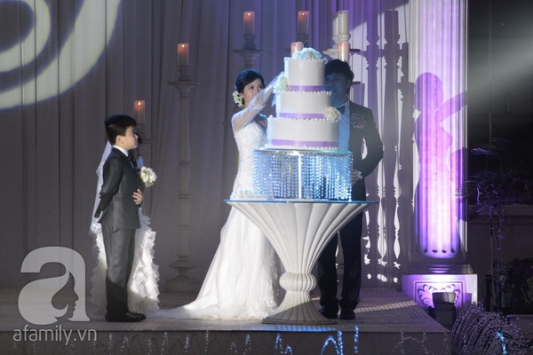 Cận cảnh nhan sắc dịu dàng của vợ Minh Vương trong tiệc cưới 31