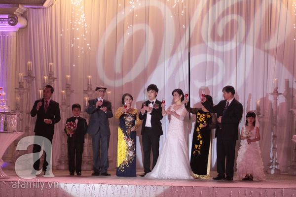 Cận cảnh nhan sắc dịu dàng của vợ Minh Vương trong tiệc cưới 34