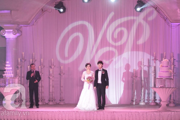 Cận cảnh nhan sắc dịu dàng của vợ Minh Vương trong tiệc cưới 30