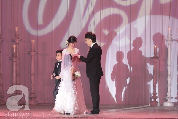 Cận cảnh nhan sắc dịu dàng của vợ Minh Vương trong tiệc cưới 28