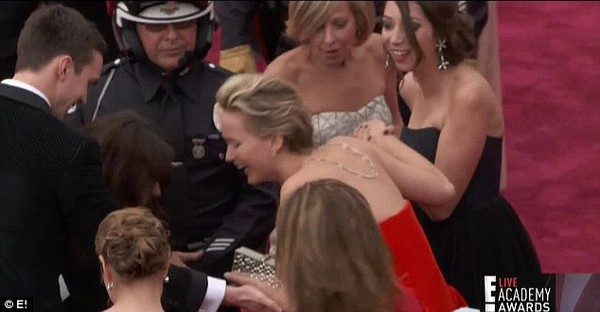 Jennifer Lawrence lại ngã nhào trên thảm đỏ lễ trao giải Oscar 5